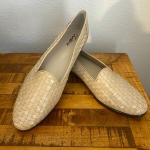 TROTTERS Womens Bone Off White Cream Basket Woven Liz Loafer Flats Size 11 N New